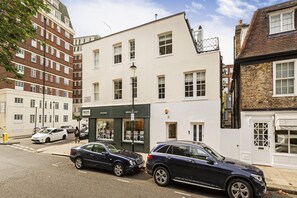 Front of property - Cadogan Street Apartment (London)