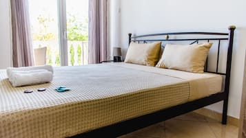 Iron/ironing board, free WiFi, bed sheets