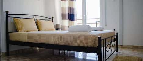 Tabla de planchar con plancha, wifi gratis y ropa de cama 