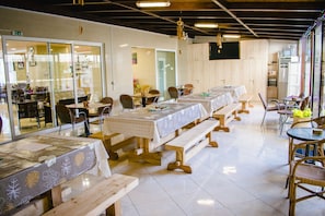 Petit déjeuner buffet (5 EUR par personne)