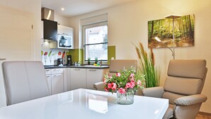Apartment (3) | Private kitchen | Espresso maker, fridge, microwave, stovetop - Boardinghouse Waldbronn (Waldbronn)