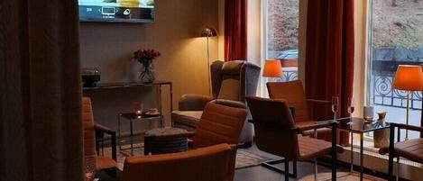 Lobby-lounge