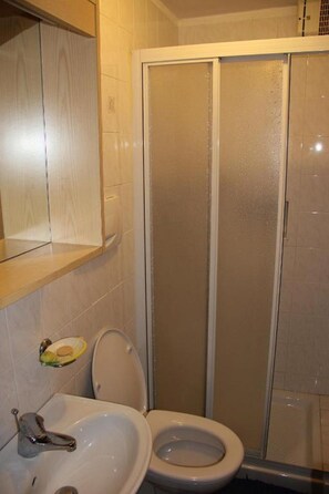Bathroom - Small Box Apartment (primiero san martino di castrozza)