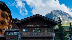 A wooden chalet-style hotel with balconies and a sign reading "L'Ecrin du Val Claret HOTEL". - Chalet Hotel L'Ecrin (Tignes)