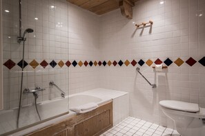 Standard Twin Room | Bathroom | Hair dryer, towels, soap, shampoo - Chalet Hotel L'Ecrin (Tignes)