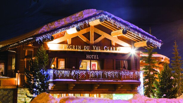 A hotel with a wooden facade, a balcony, and a sign that reads "Hotel". - Chalet Hotel L'Ecrin (Tignes)