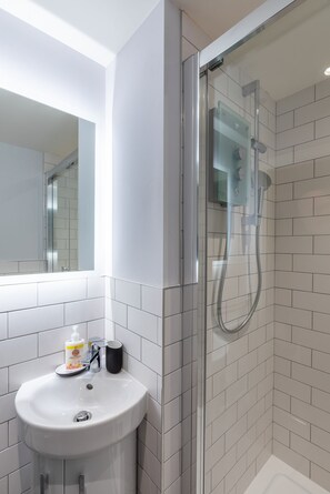 Articles de toilette gratuits, sèche-cheveux, serviettes fournies