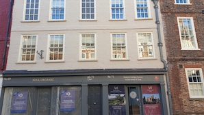 A building with multiple windows and a storefront. - Apt 3, 71 Micklegate, YORK (York)