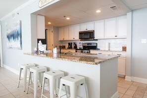 Kylskåp, mikrovågsugn, ugn och spishäll