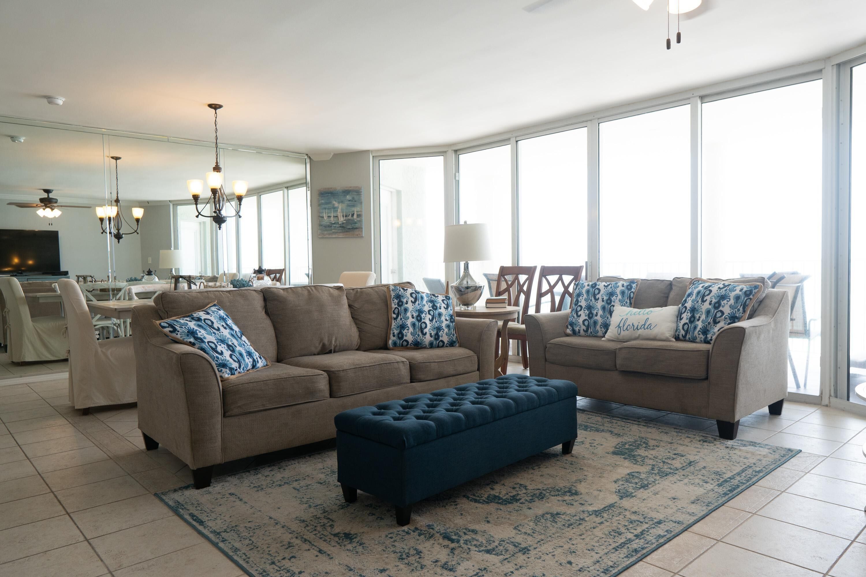 Ein großzügiges Wohnzimmer mit zwei Sofas, einem Couchtisch und einem Essbereich mit Stühlen.