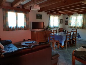 Fernseher, DVD-Player, Tischtennisplatte, Stereoanlage