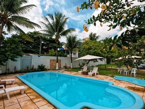 Outdoor pool, pool umbrellas, pool loungers - Pousada Parador 081 (Ipojuca)