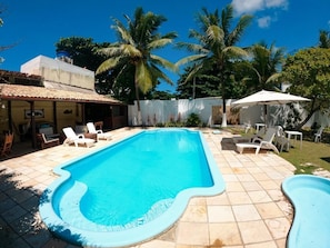 Piscina externa, guarda-sóis, espreguiçadeiras