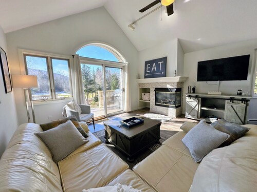 F26 Renovated golf course townhouse within walking distance of Mount Washington Hotel, Dog Friendly!