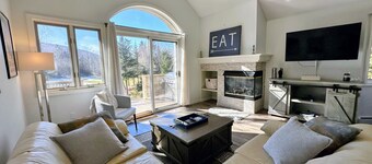 F26 Renovated golf course townhouse within walking distance of Mount Washington Hotel, Dog Friendly!