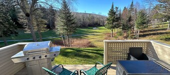 F26 Renovated golf course townhouse within walking distance of Mount Washington Hotel, Dog Friendly!