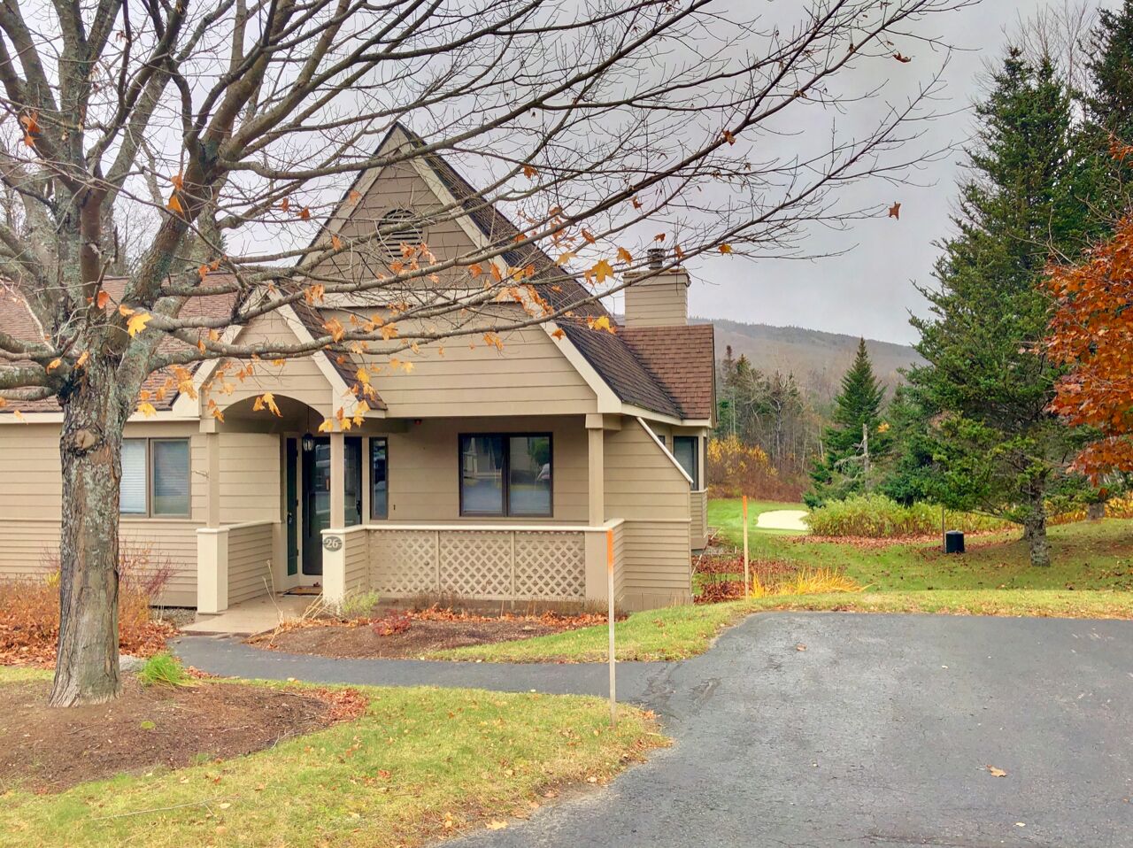 F26 Renovated golf course townhouse within walking distance of Mount Washington Hotel!