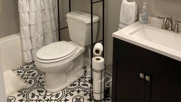 Sèche-cheveux, serviettes fournies, savon, shampoing