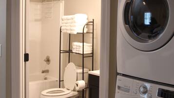 SĂšche-cheveux, serviettes fournies, savon, shampoing