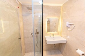 Standard Double Room | Bathroom | Hair dryer, slippers, towels, soap - Hotel Light (Kashar)