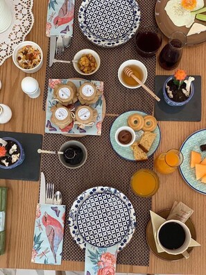 朝食 (ビュッフェ)、毎日提供 (無料)