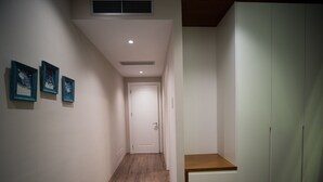 标准三人房 | 起居区
