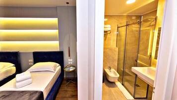 Standard Twin Room | Living area | 32-inch flat-screen TV with cable channels, TV, books