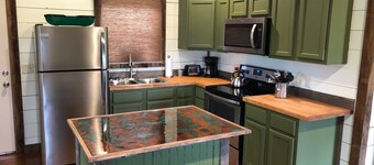 3BR 2Bth house, 1 pet free 2nd pet considered for fee 7 min to d'town Memphis