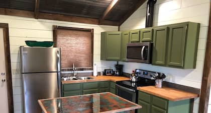 3BR 2Bth house, 1 pet free 2nd pet considered for fee 7 min to d'town Memphis