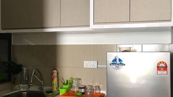 Réfrigérateur, micro-ondes, plaque de cuisson, lave-vaisselle