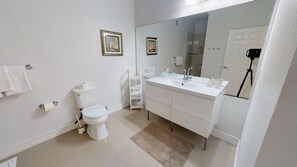 Condo, nhiều giường, sân hiên | Phòng tắm