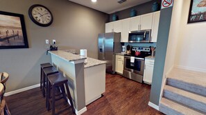 Talo, useita sänkyjä, keittiö | Yksityinen keittiö | Jääkaappi, mikroaaltouuni, liesi, astianpesukone