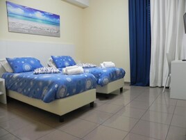 客房内保险箱、办公桌、遮光窗帘、免费 WiFi