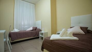 Quarto casal ou duplo standard | Cofres nos quartos, escrivaninha, cortinas blackout, Wi-Fi de cortesia
