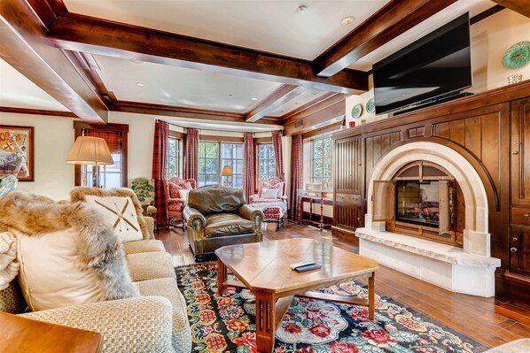 Maison | Salle de séjour | Téléviseur à écran plat, foyer