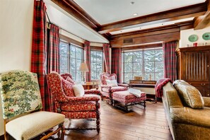 House | Living room | Flat-screen TV, fireplace