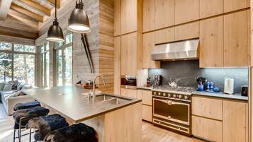 House | Private kitchen | Fridge, microwave, stovetop, dishwasher