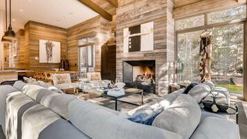 House | Living room | Flat-screen TV, fireplace, DVD player