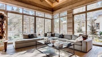 Nhà | Phòng khách | TV màn hình phẳng, lò sưởi, đầu đĩa DVD