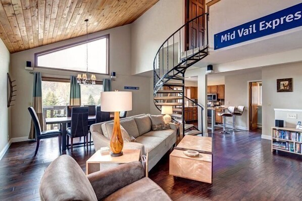 House | Living room | Flat-screen TV, fireplace, DVD player, books