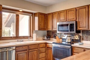 House | Private kitchen | Fridge, microwave, dishwasher, coffee/tea maker - 2-225 Eagle Dr Unit 8B Summer Only (Avon)