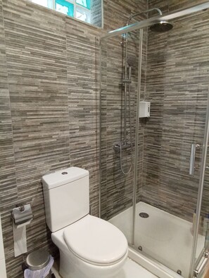 Douche, sèche-cheveux, serviettes fournies, savon