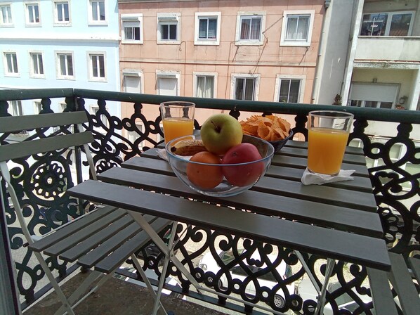 Outdoor dining - ALEXANDER APARTMENTS. SINTRA (Lisboa)