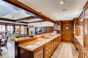 House | Private kitchen | Fridge, microwave, stovetop, dishwasher - Vail VLG One Willow 3bd-boit (Vail)