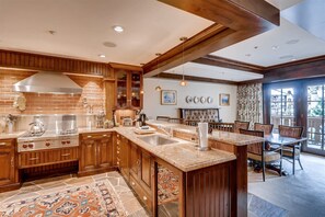 Maison | Cuisine privée | Réfrigérateur grande capacité avec congélateur, four à micro-ondes