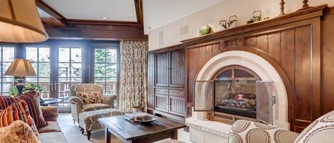 House | Living room | Flat-screen TV, fireplace, DVD player