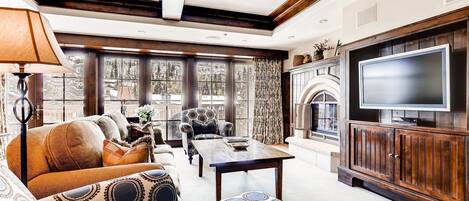 獨棟房屋 | 客廳 | 平面電視、壁爐