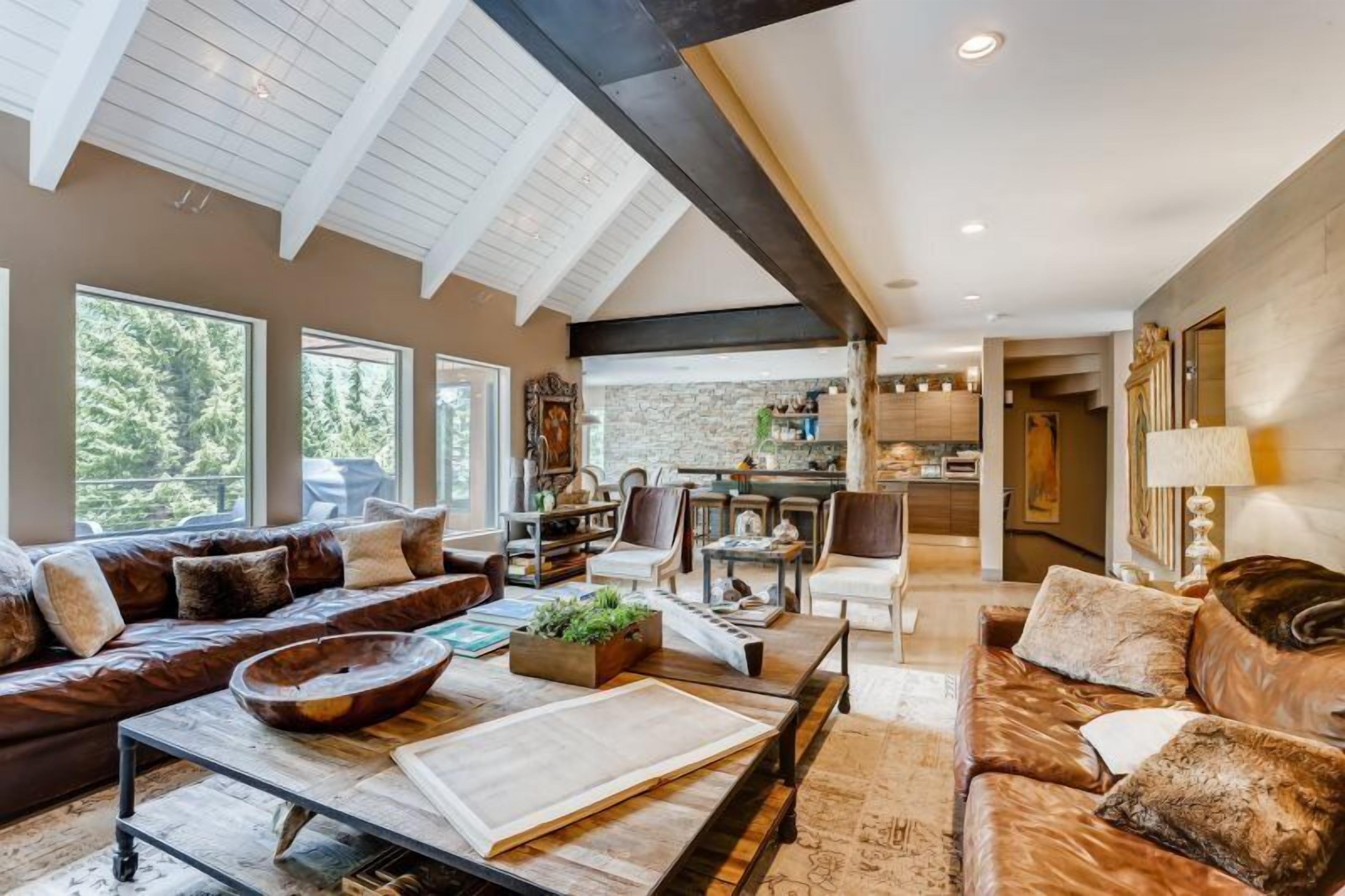 House | Living room | Flat-screen TV, fireplace