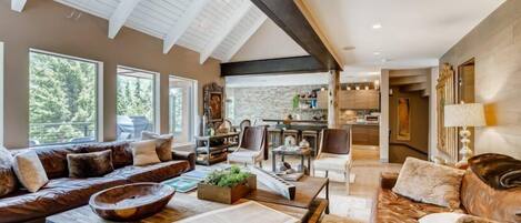 Huis | Woonkamer | Een flatscreentelevisie en een open haard