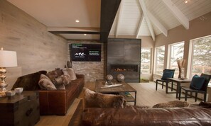 Rumah | Ruang keluarga | TV layar datar dan perapian